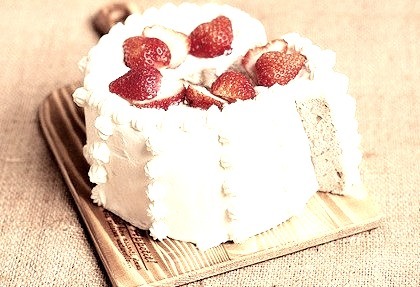 Strawberry chiffon cake (by grace_choo03)