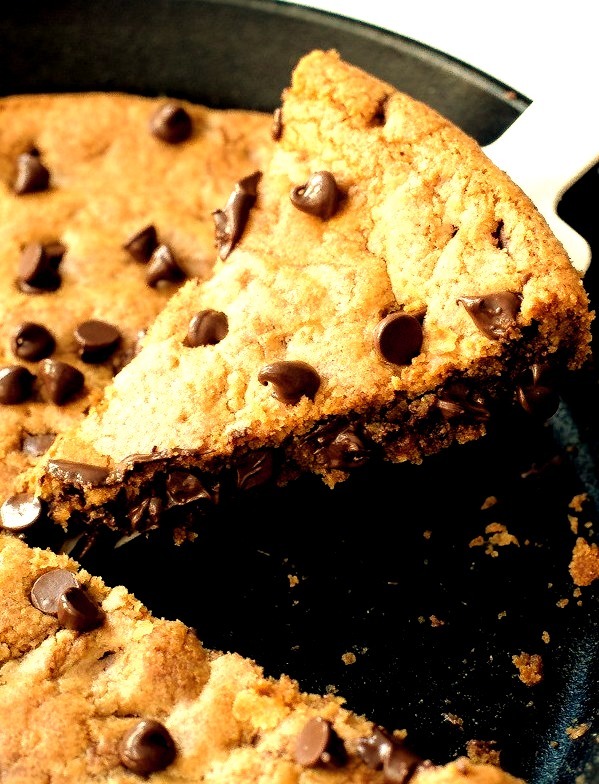 BROWN BUTTER CHOCOLATE CHIP SKILLET COOKIE